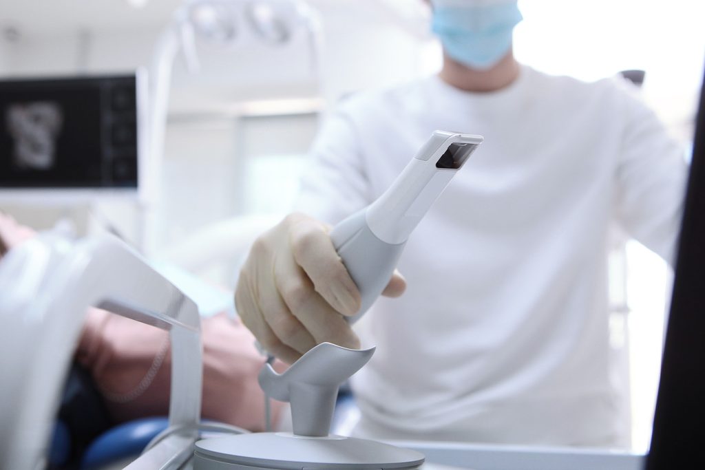 Dentist,Holds,Portable,3d,Scanner,In,His,Hand,To,Examine